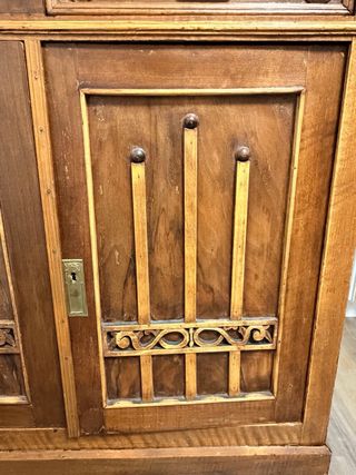 Aparador antiguo de madera y mármol