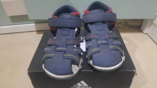 Sandalias niño azul y rojo