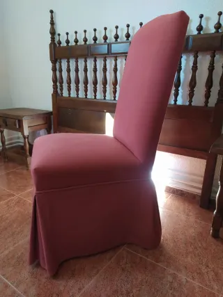 Juego de 2 sillas tapizadas granates.