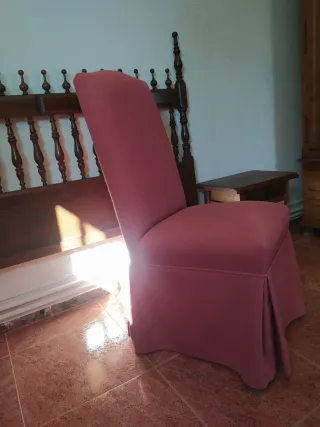 Juego de 2 sillas tapizadas granates.