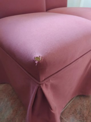 Juego de 2 sillas tapizadas granates.