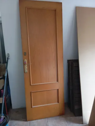 Varias Puertas de madera maciza