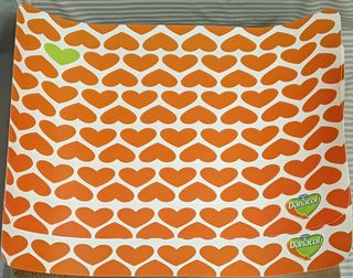 2 manteles individuales de plástico con corazones.