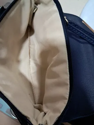 Bolso de hombro azul marino y dorado