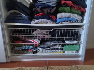 Armario puertas correderas plata y blanco