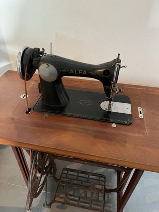 Máquina de coser Alfa antigua