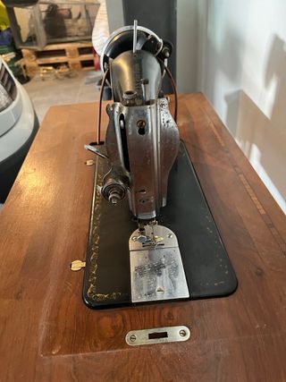 Máquina de coser Alfa antigua