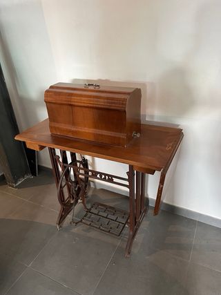 Máquina de coser Alfa antigua