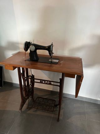 Máquina de coser Alfa antigua