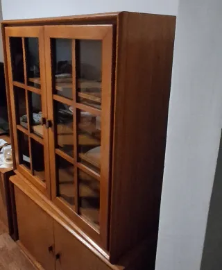 Vitrina de madera con puertas de cristal