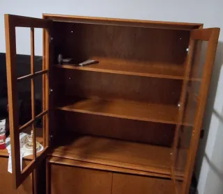 Vitrina de madera con puertas de cristal