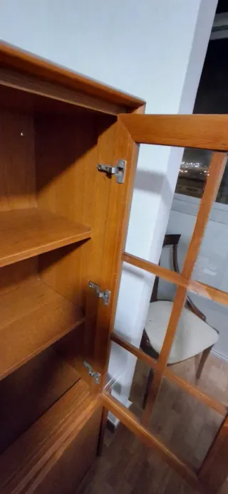 Vitrina de madera con puertas de cristal