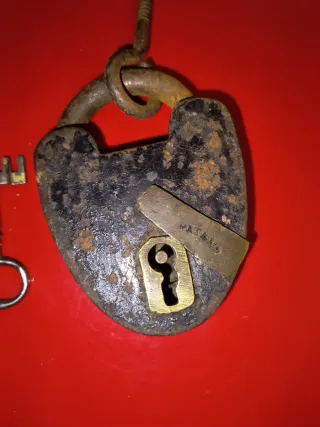Candado antiguo siglo XIX con llave