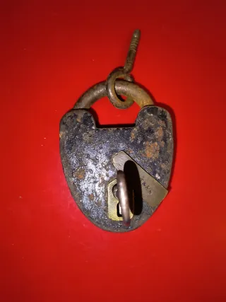 Candado antiguo siglo XIX con llave