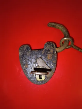 Candado antiguo siglo XIX con llave