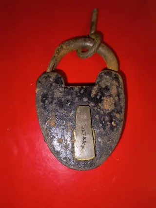 Candado antiguo siglo XIX con llave