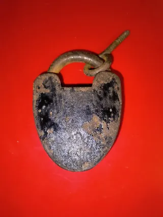 Candado antiguo siglo XIX con llave