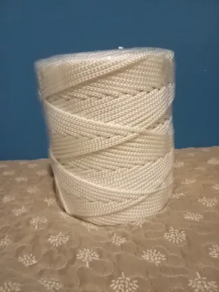 Rollo de cuerda blanca
