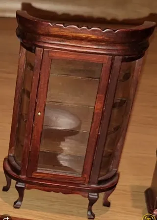 Vitrina de madera oscura