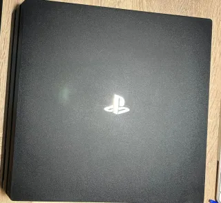 Play Station 4 Pro + 4 Juegos + 2 Mandos