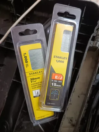 Pistola de clavos Stanley eléctrica