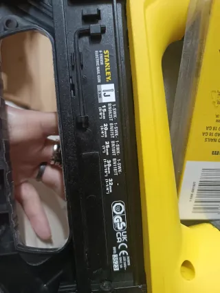 Pistola de clavos Stanley eléctrica