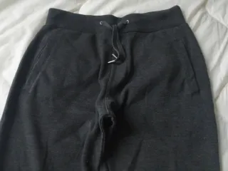 Pantalones grises con bolsillos traseros