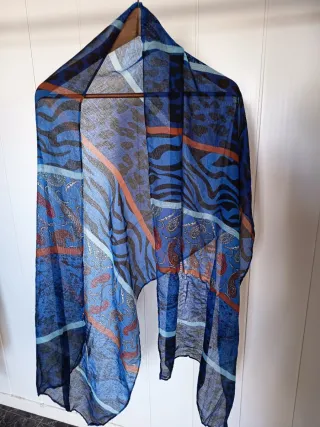 Pañuelo estampado azul y multicolor