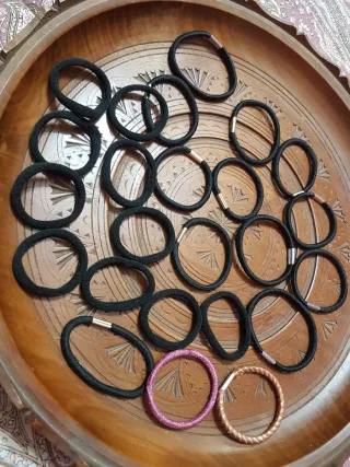 Set elastici capelli neri, rosa e oro.