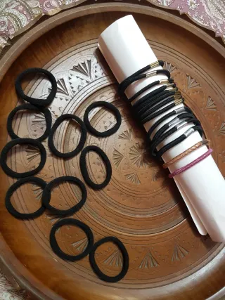 Set elastici capelli neri, rosa e oro.