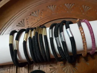 Set elastici capelli neri, rosa e oro.