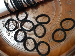 Set elastici capelli neri, rosa e oro.