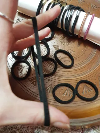 Set elastici capelli neri, rosa e oro.