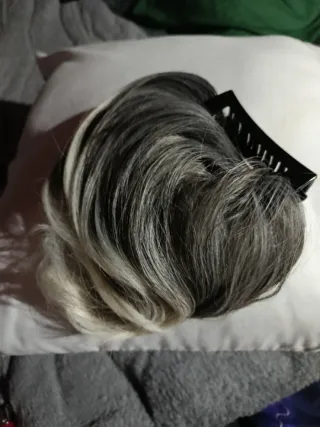 Peluca y coletero gris y blanco