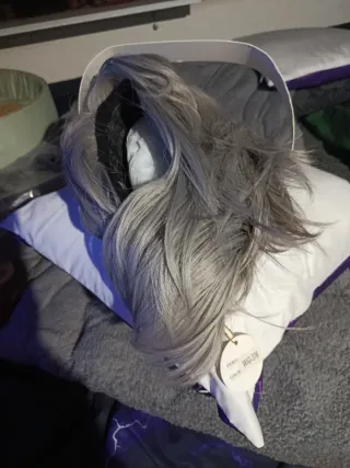 Peluca y coletero gris y blanco