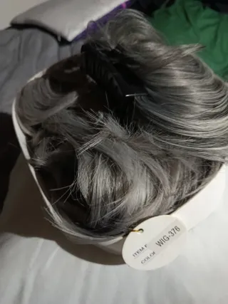 Peluca y coletero gris y blanco