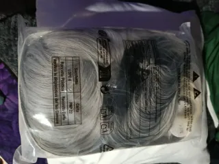 Peluca y coletero gris y blanco