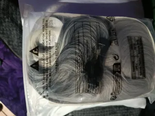 Peluca y coletero gris y blanco