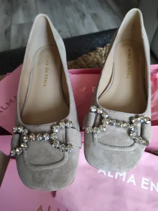 Zapatos piel Alma en Pena Beige con Pedrería