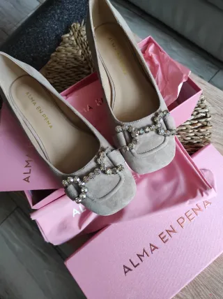 Zapatos piel Alma en Pena Beige con Pedrería