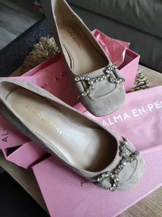 Zapatos piel Alma en Pena Beige con Pedrería