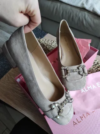 Zapatos piel Alma en Pena Beige con Pedrería