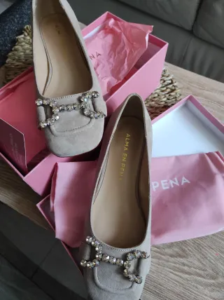 Zapatos piel Alma en Pena Beige con Pedrería