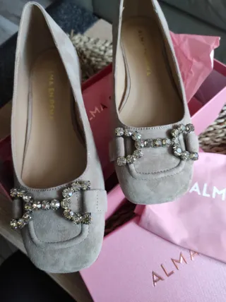 Zapatos piel Alma en Pena Beige con Pedrería