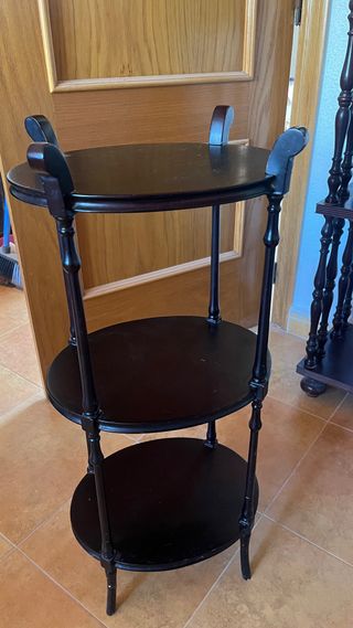 Mesita antigua de madera ovalada