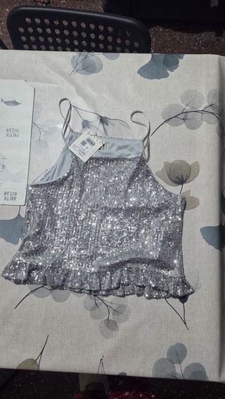 Top plateado lentejuelas con etiqueta