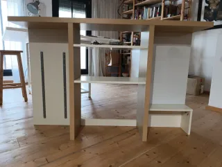 Escritorio con estantes