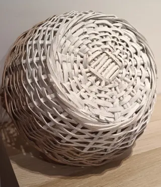 Macetero / cesto mimbre con cuerda.