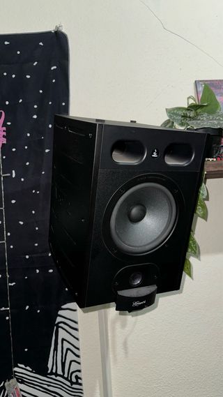 Altavoces Focal Alpha 65 con soporte pared