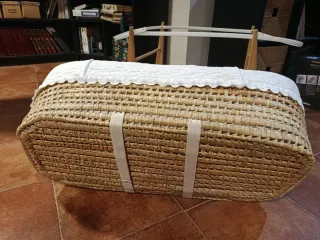 Moisés de mimbre y madera